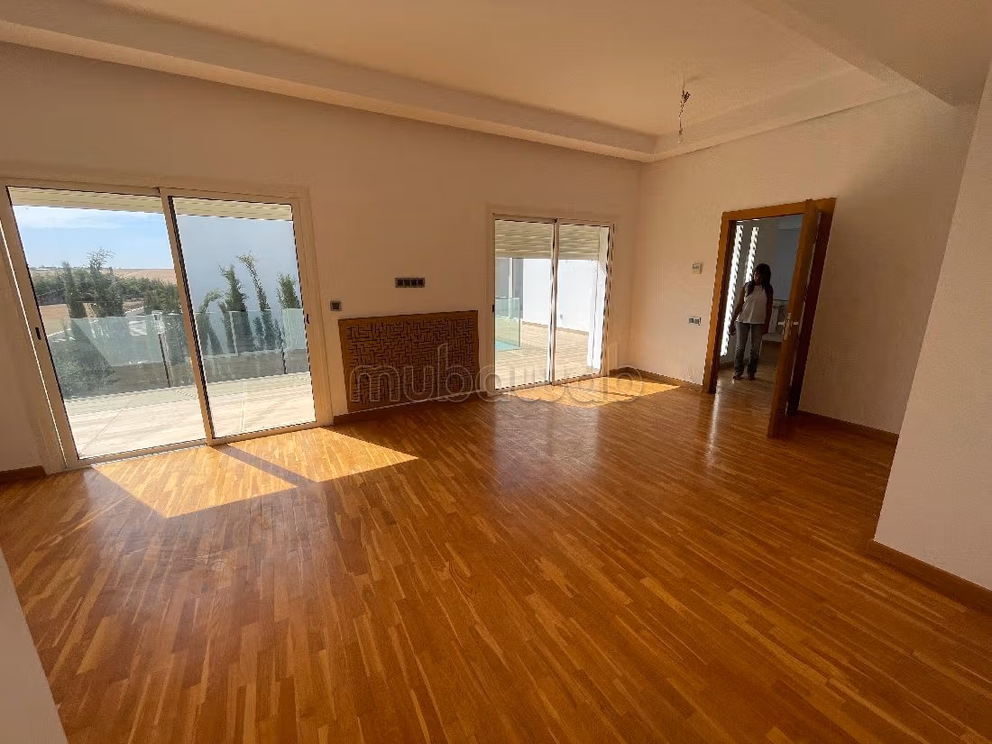 كراء فيلا فاخرة بالسويسي. المساحة 800 م². منظر يطل على الجبال، الزجاج المزدوج.