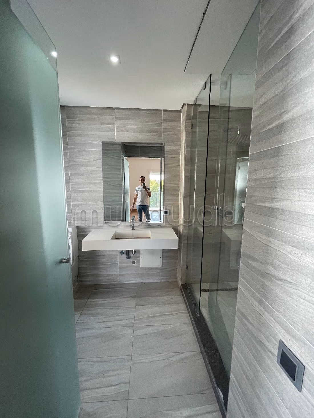 كراء فيلا فاخرة بالسويسي. المساحة 800 م². منظر يطل على الجبال، الزجاج المزدوج.