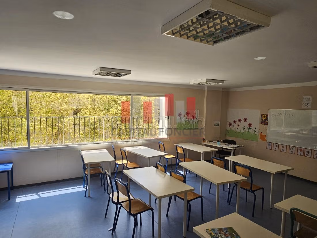 مكاتب ومحلات للبيع ب فرونسفيل. المساحة 2280 م². 