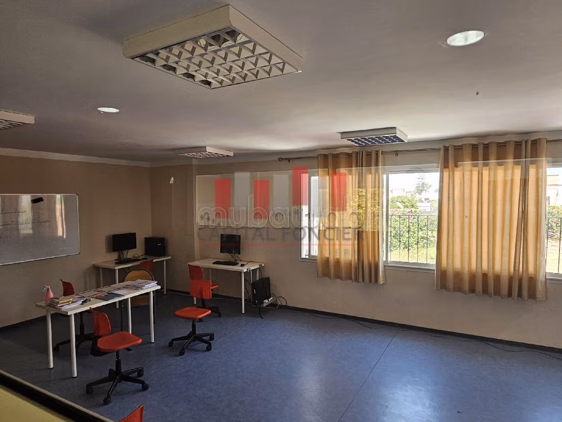 مكاتب ومحلات للبيع ب فرونسفيل. المساحة 2280 م². 