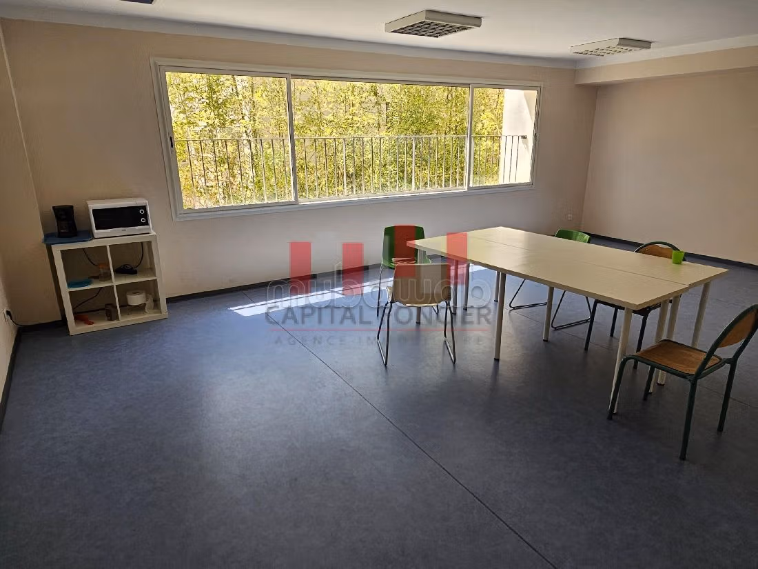 مكاتب ومحلات للبيع ب فرونسفيل. المساحة 2280 م². 