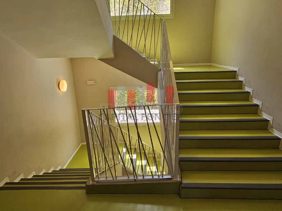 مكاتب ومحلات للبيع ب فرونسفيل. المساحة 2280 م². 