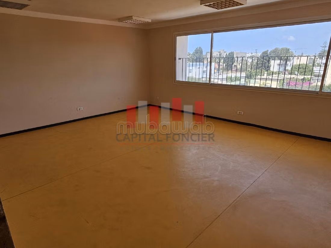 مكاتب ومحلات للبيع ب فرونسفيل. المساحة 2280 م². 