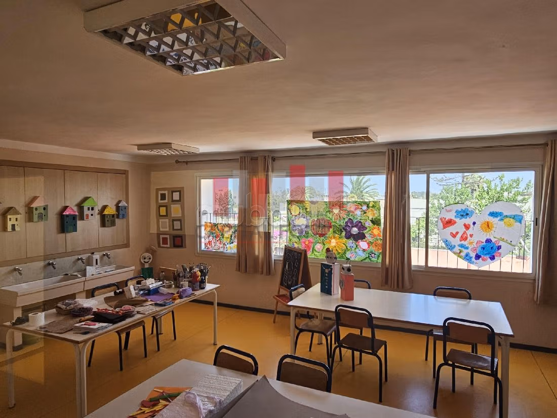 مكاتب ومحلات للبيع ب فرونسفيل. المساحة 2280 م². 