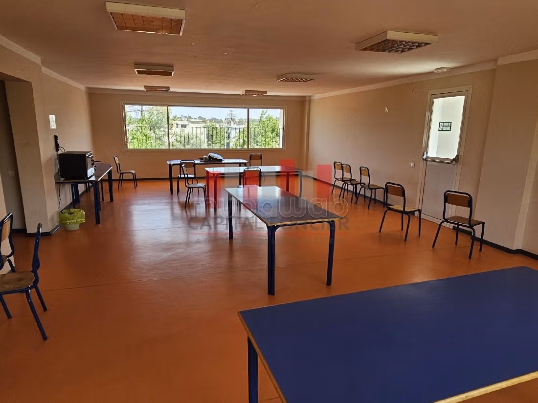 مكاتب ومحلات للبيع ب فرونسفيل. المساحة 2280 م². 