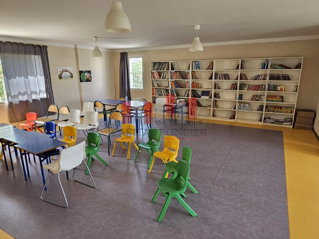 مكاتب ومحلات للبيع ب فرونسفيل. المساحة 2280 م². 