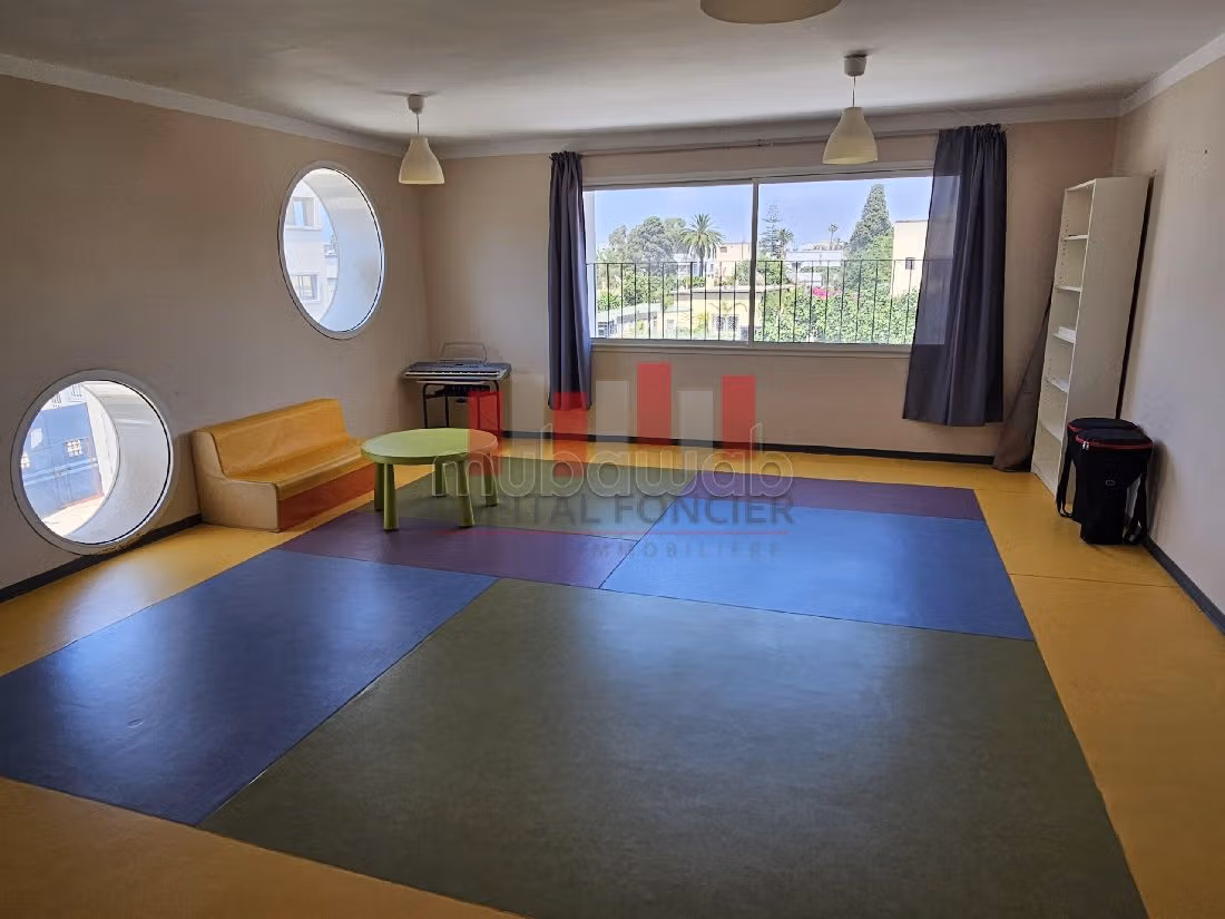 مكاتب ومحلات للبيع ب فرونسفيل. المساحة 2280 م². 