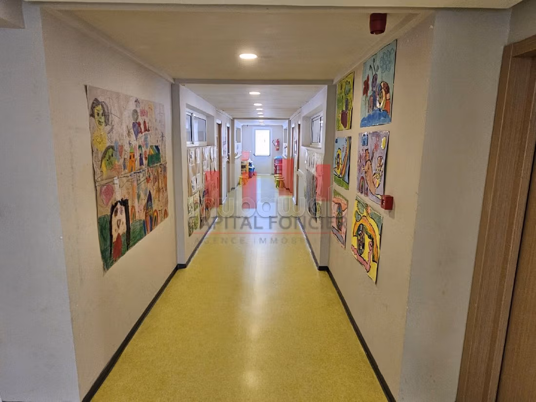 مكاتب ومحلات للبيع ب فرونسفيل. المساحة 2280 م². 