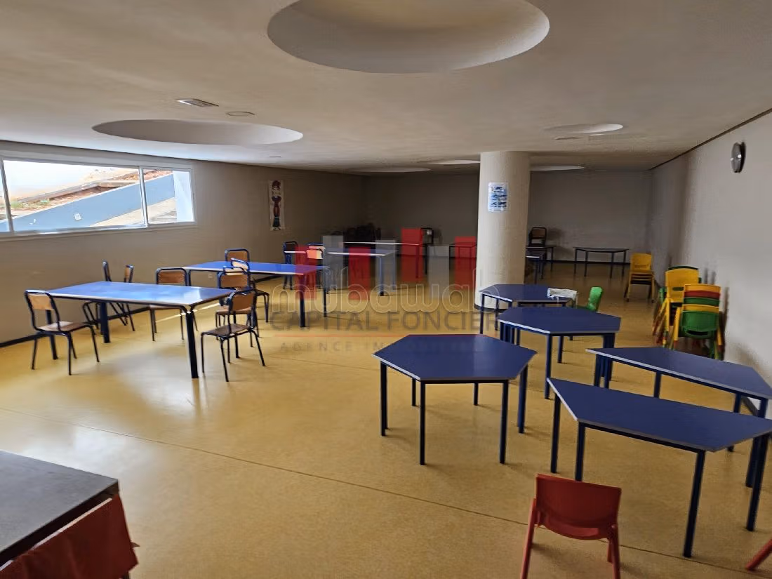 مكاتب ومحلات للبيع ب فرونسفيل. المساحة 2280 م². 