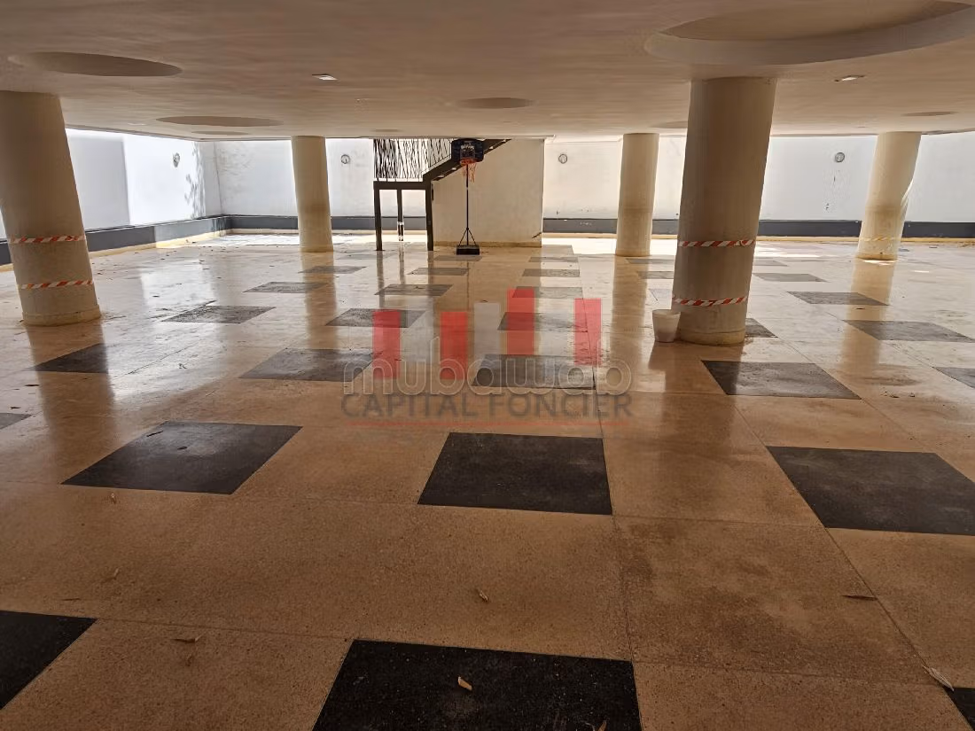 مكاتب ومحلات للبيع ب فرونسفيل. المساحة 2280 م². 