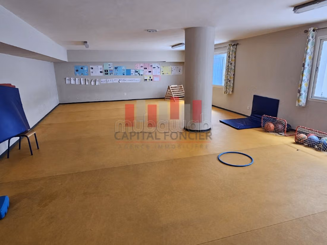 مكاتب ومحلات للبيع ب فرونسفيل. المساحة 2280 م². 