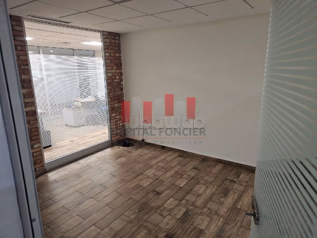 Batiment industriel de 2700 m de surface exploitable a la vente zone industrielle sidi bernoussi ain sebaa accès autoroutier immédiat