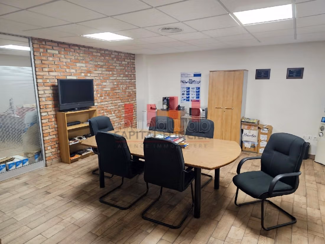 Batiment industriel de 2700 m de surface exploitable a la vente zone industrielle sidi bernoussi ain sebaa accès autoroutier immédiat