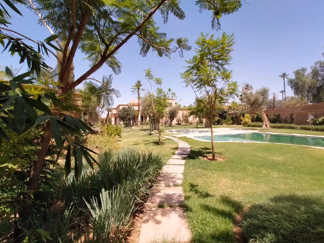 فيلا جميلة للبيع طريق فاس ب. 9 قطع كبيرة. مفروشة. 