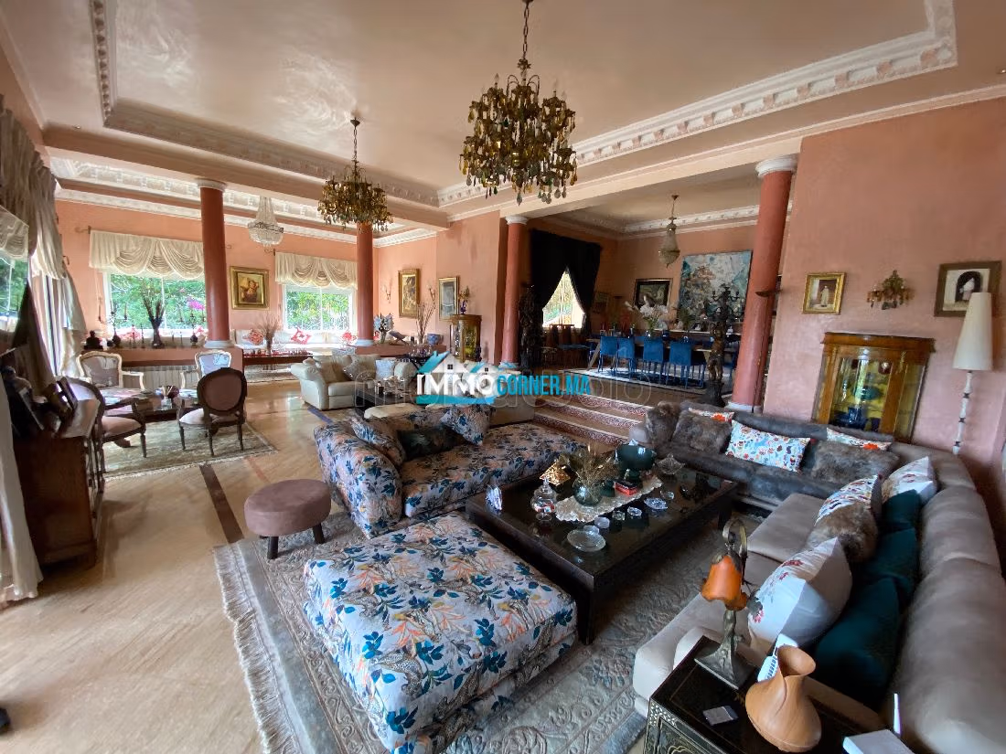 Casa de alto standing en venta en Jbel Kbir. Superficie de 2000 m². Excepcional vista a la montaña, aire condicionado central. 