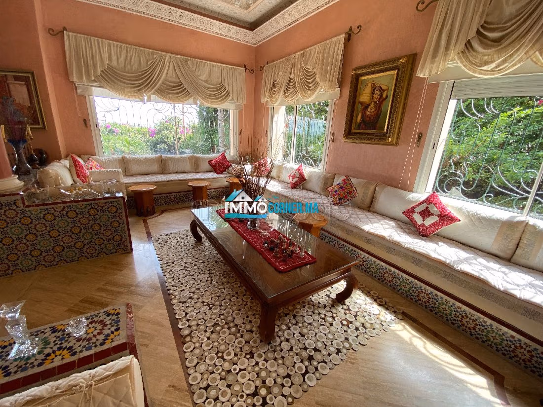 Casa de alto standing en venta en Jbel Kbir. Superficie de 2000 m². Excepcional vista a la montaña, aire condicionado central. 