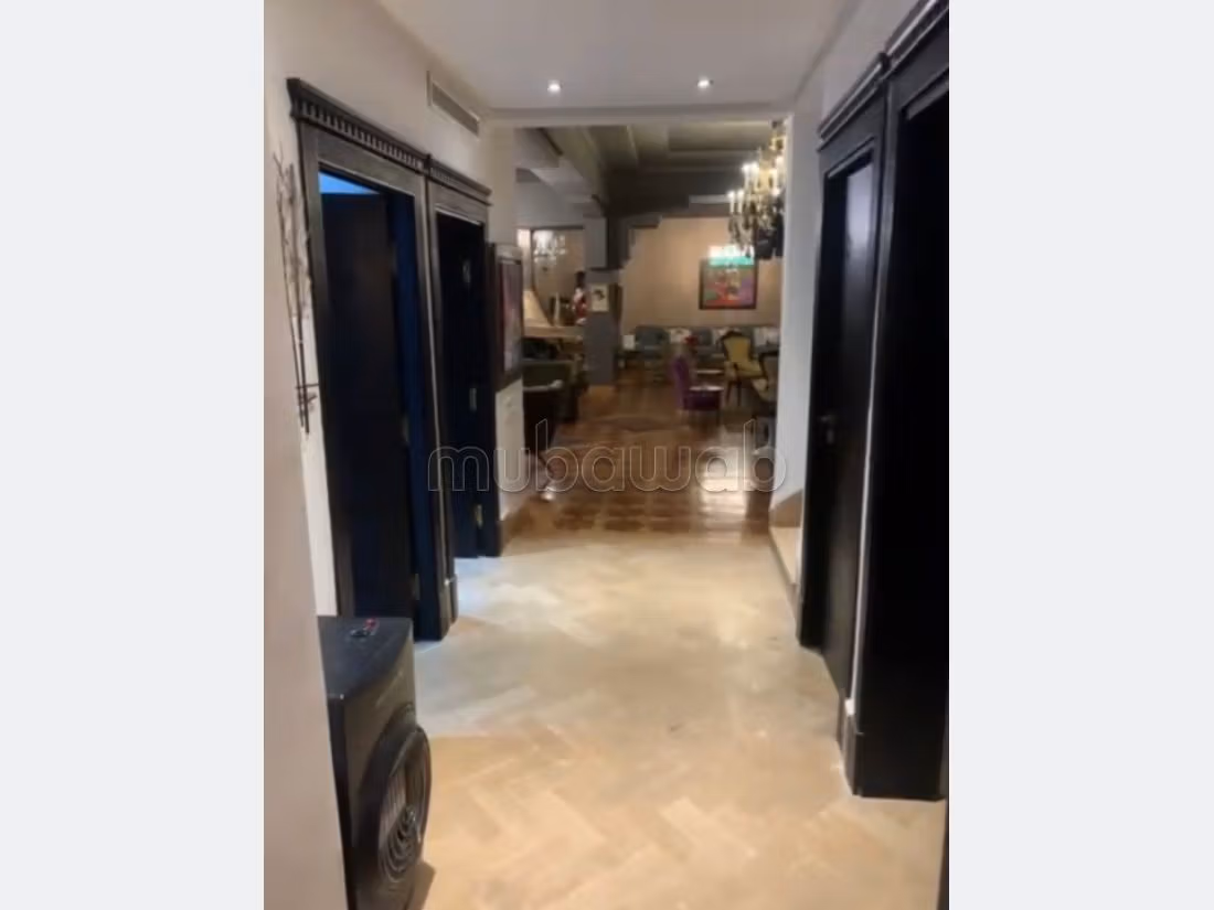 Superb riad for sale in Agdal. Dimension 700 m². Residence with swimming pool.