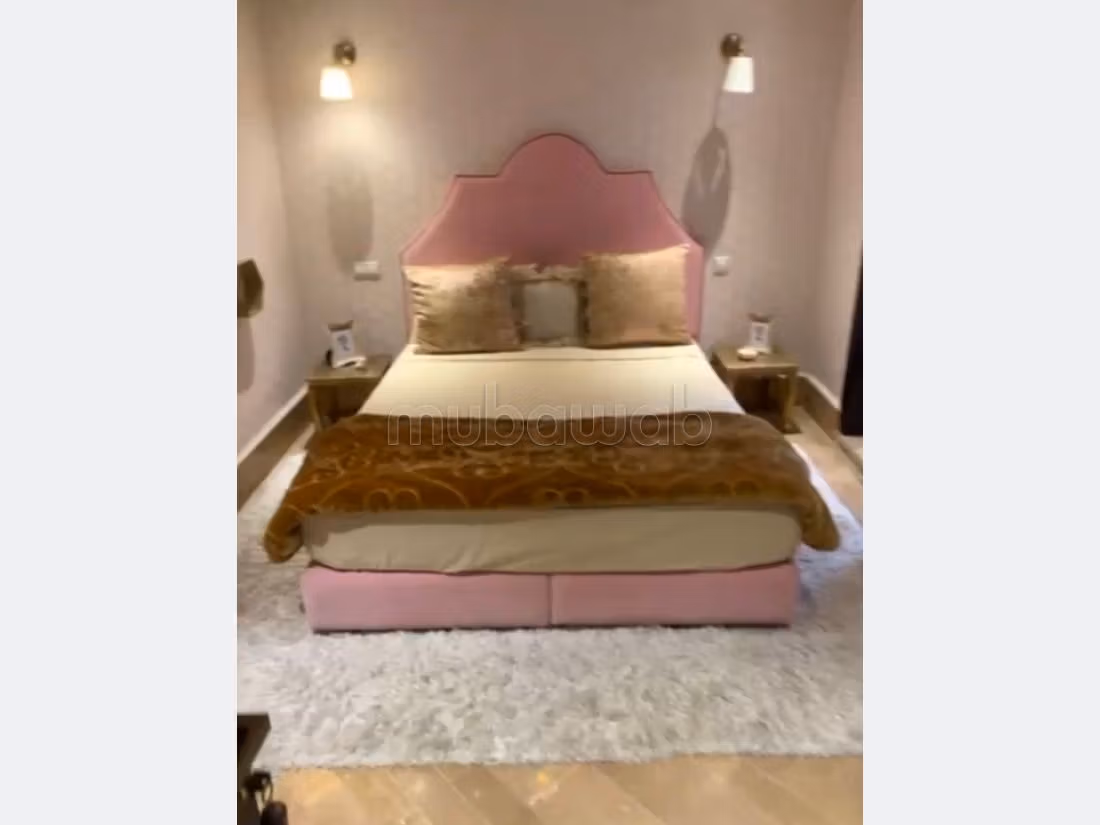 Superb riad for sale in Agdal. Dimension 700 m². Residence with swimming pool.