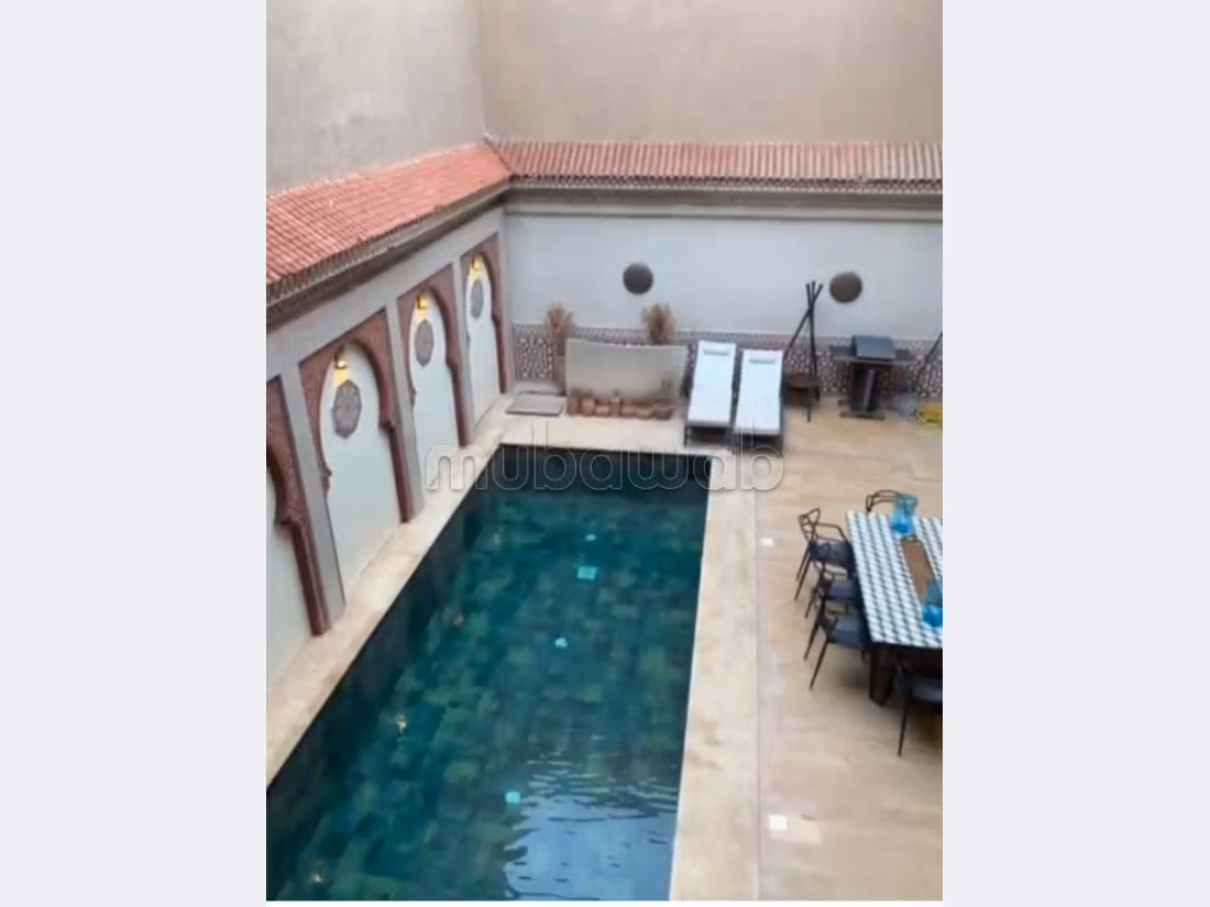 Superb riad for sale in Agdal. Dimension 700 m². Residence with swimming pool.