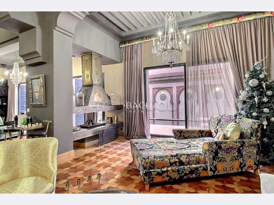 Superb riad for sale in Agdal. Dimension 700 m². Residence with swimming pool.