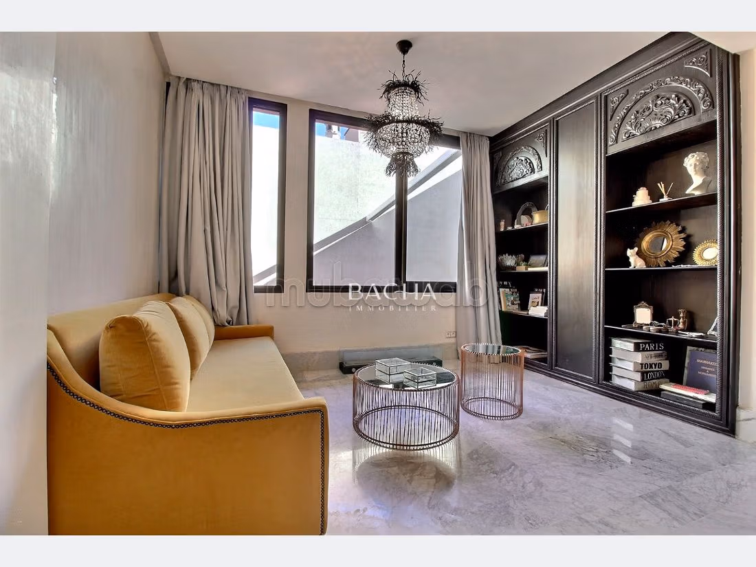 Superb riad for sale in Agdal. Dimension 700 m². Residence with swimming pool.