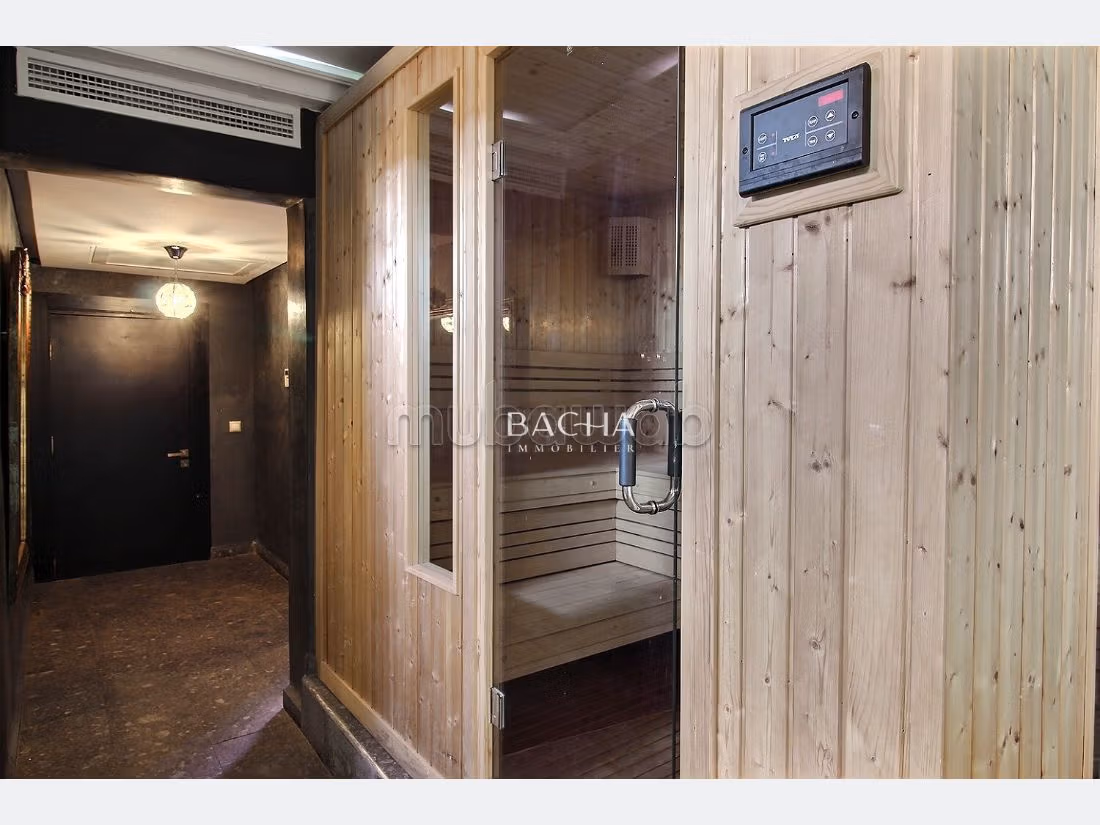 Superb riad for sale in Agdal. Dimension 700 m². Residence with swimming pool.