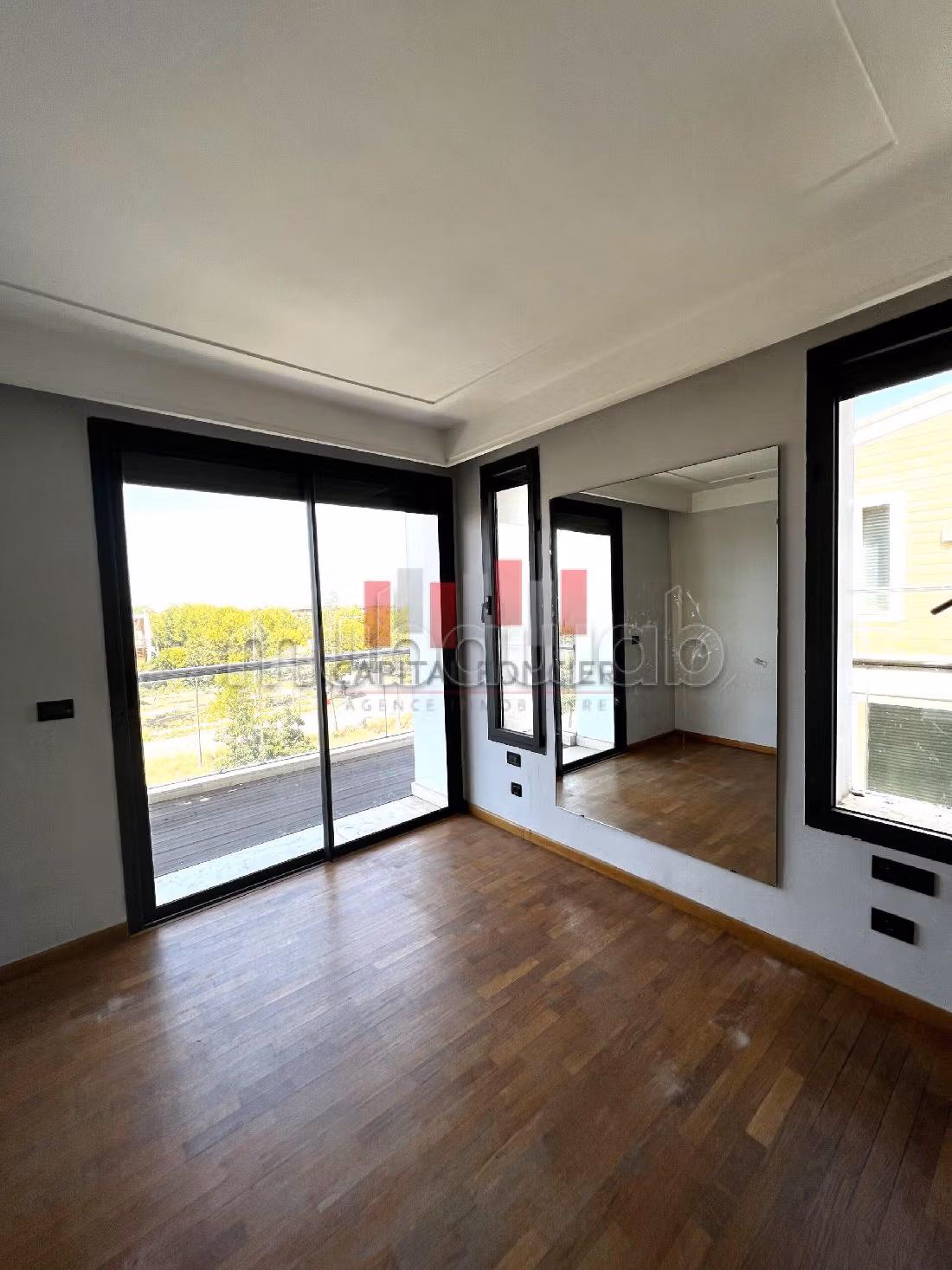 Très bel appartement en location à Bouskoura. 
4 chambres agréables. 
Piscine, climatisation