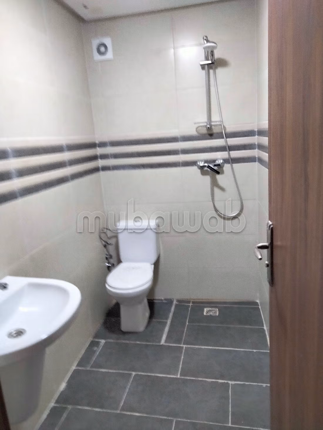 Piso en venta. Superficie 73 m². Salón tradicional, antena parabólica general.