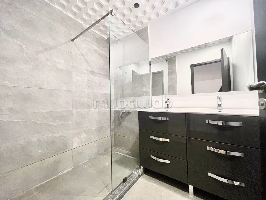 Kantoorruimte beschikbaar in Maârif. Totale oppervlakte 200 m². Lift aanwezig