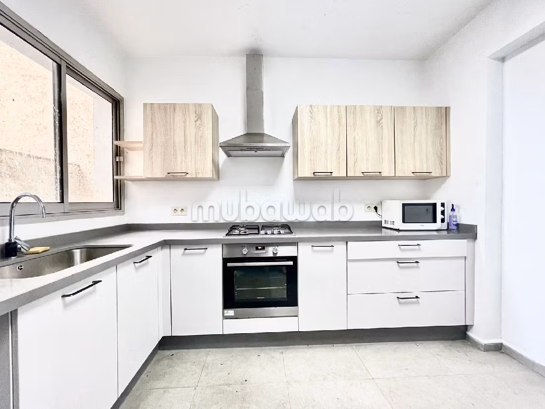 Kantoorruimte beschikbaar in Maârif. Totale oppervlakte 200 m². Lift aanwezig