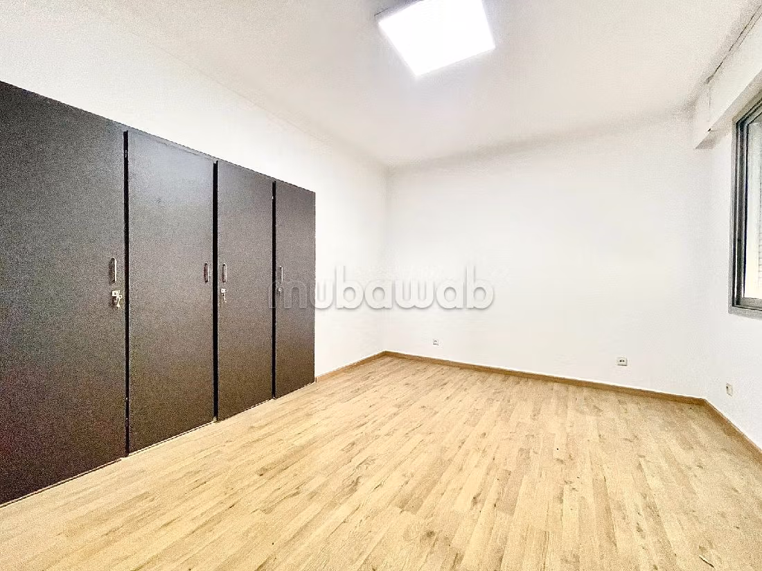 Kantoorruimte beschikbaar in Maârif. Totale oppervlakte 200 m². Lift aanwezig