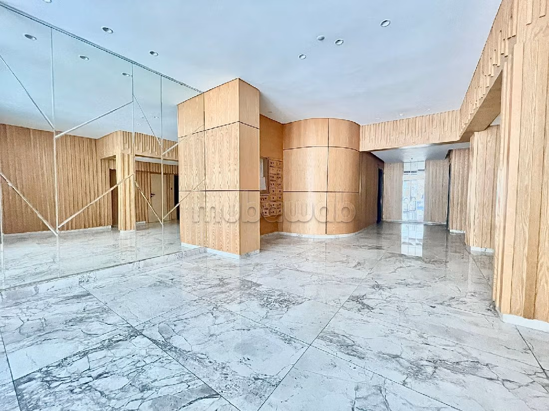 Kantoorruimte beschikbaar in Maârif. Totale oppervlakte 200 m². Lift aanwezig