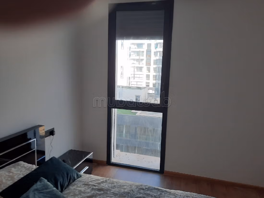 Flat for rent in Casablanca Finance City. 1 lovely room. Caretaker service and air conditioning. 