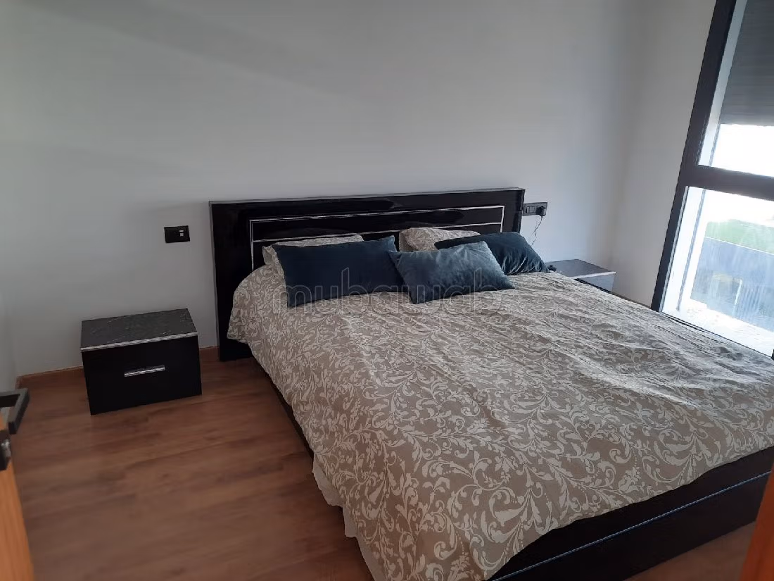 Flat for rent in Casablanca Finance City. 1 lovely room. Caretaker service and air conditioning. 