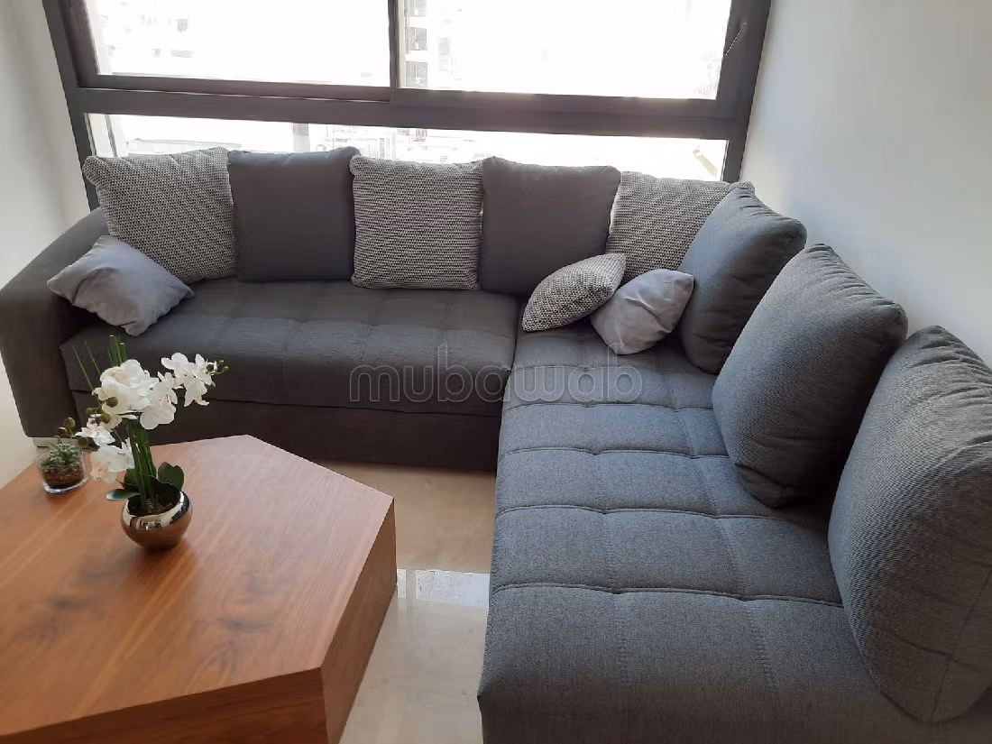 Flat for rent in Casablanca Finance City. 1 lovely room. Caretaker service and air conditioning. 