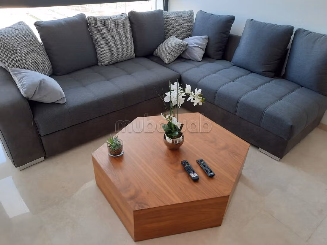 Flat for rent in Casablanca Finance City. 1 lovely room. Caretaker service and air conditioning. 