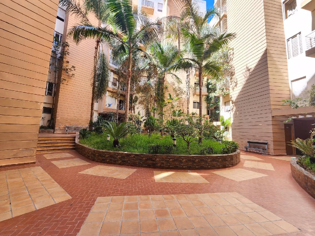 شقة جميلة للبيع بسيدي معروف. 10 قطع مريحة. صحن هوائي والأمن والحراسة. 