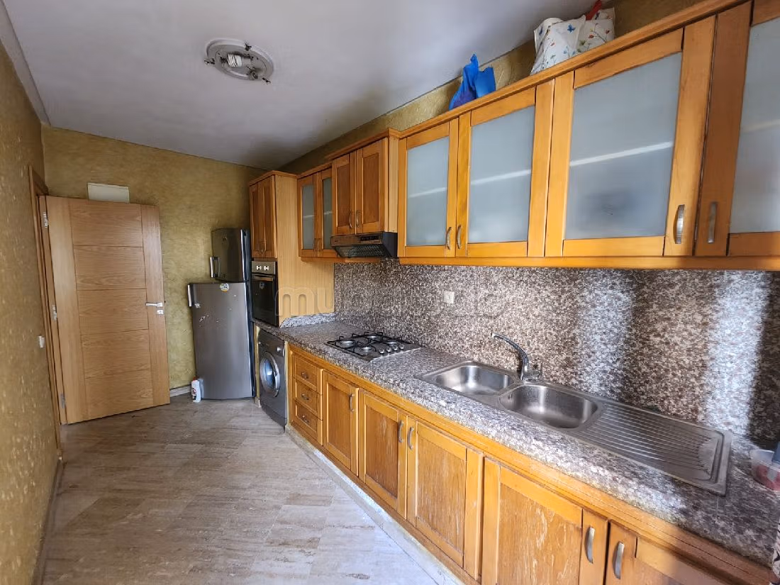 شقة جميلة للبيع بسيدي معروف. 10 قطع مريحة. صحن هوائي والأمن والحراسة. 