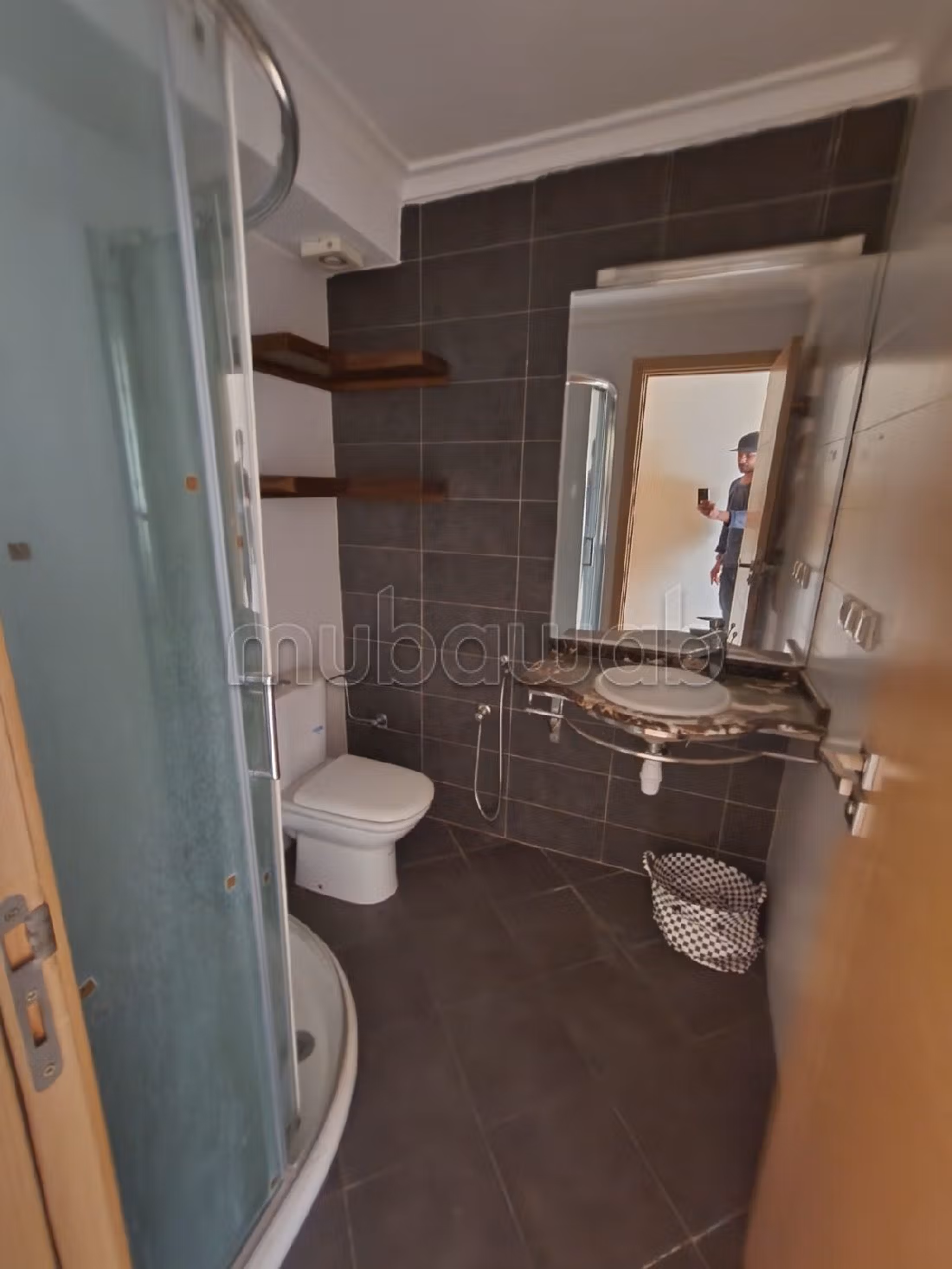 شقة جميلة للبيع بسيدي معروف. 10 قطع مريحة. صحن هوائي والأمن والحراسة. 