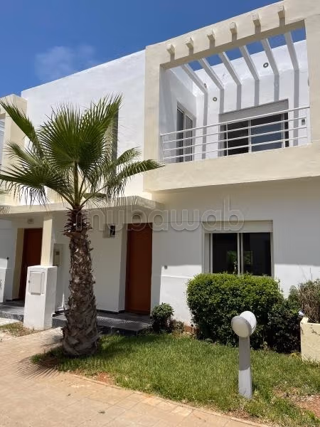Casa de alto standing en venta. 3 dormitorios. Chimenea, piscina.