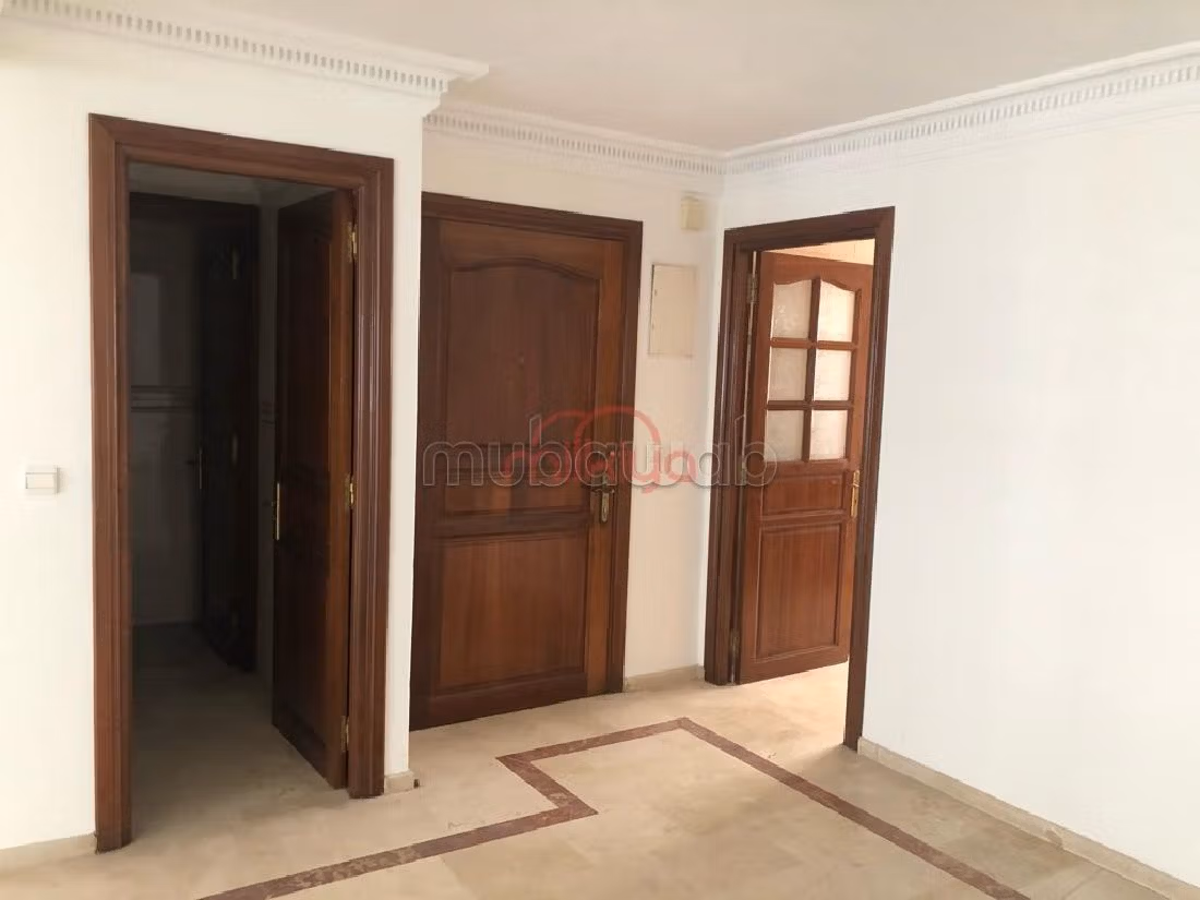 شقة للإيجار براسين. 4 قطع. أماكن وقوف السيارات وشرفة