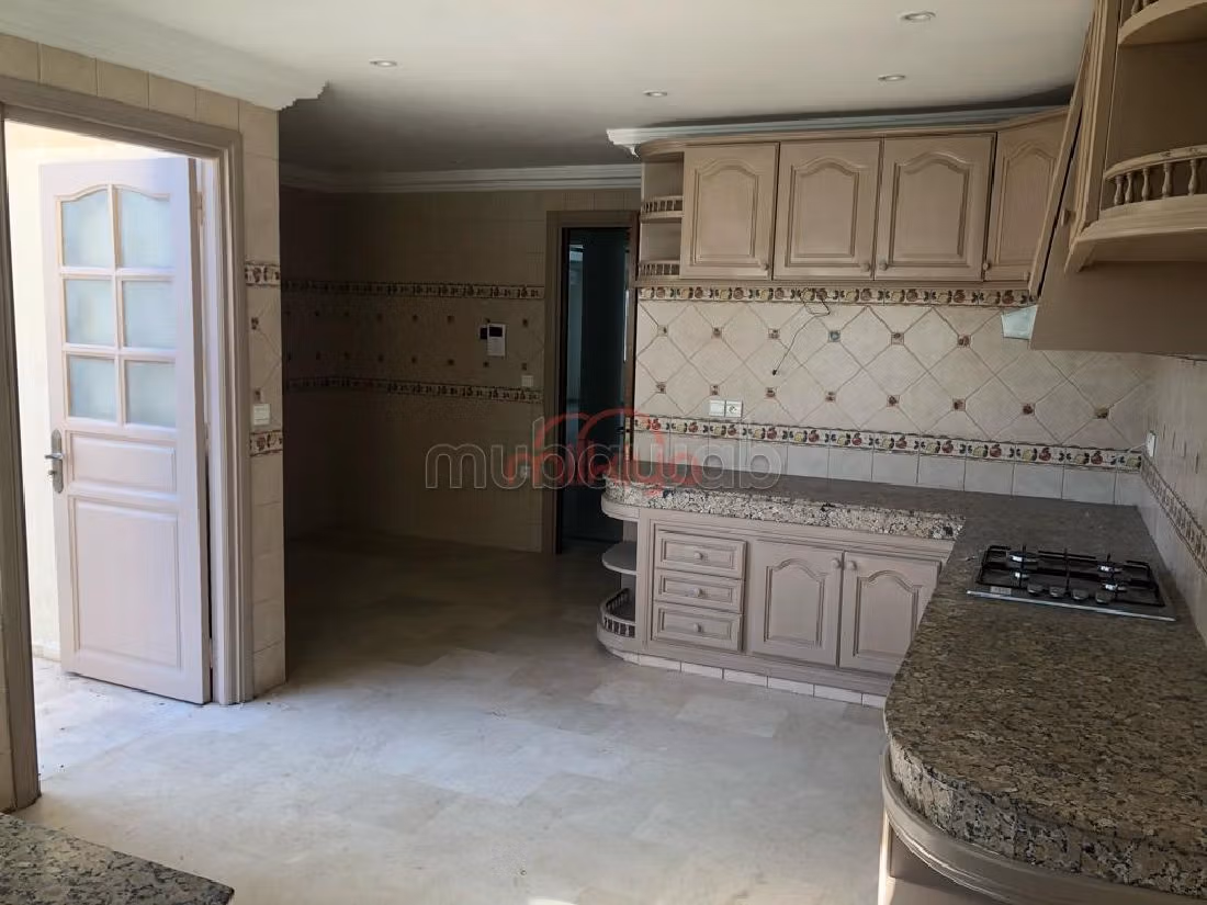 شقة للإيجار براسين. 4 قطع. أماكن وقوف السيارات وشرفة