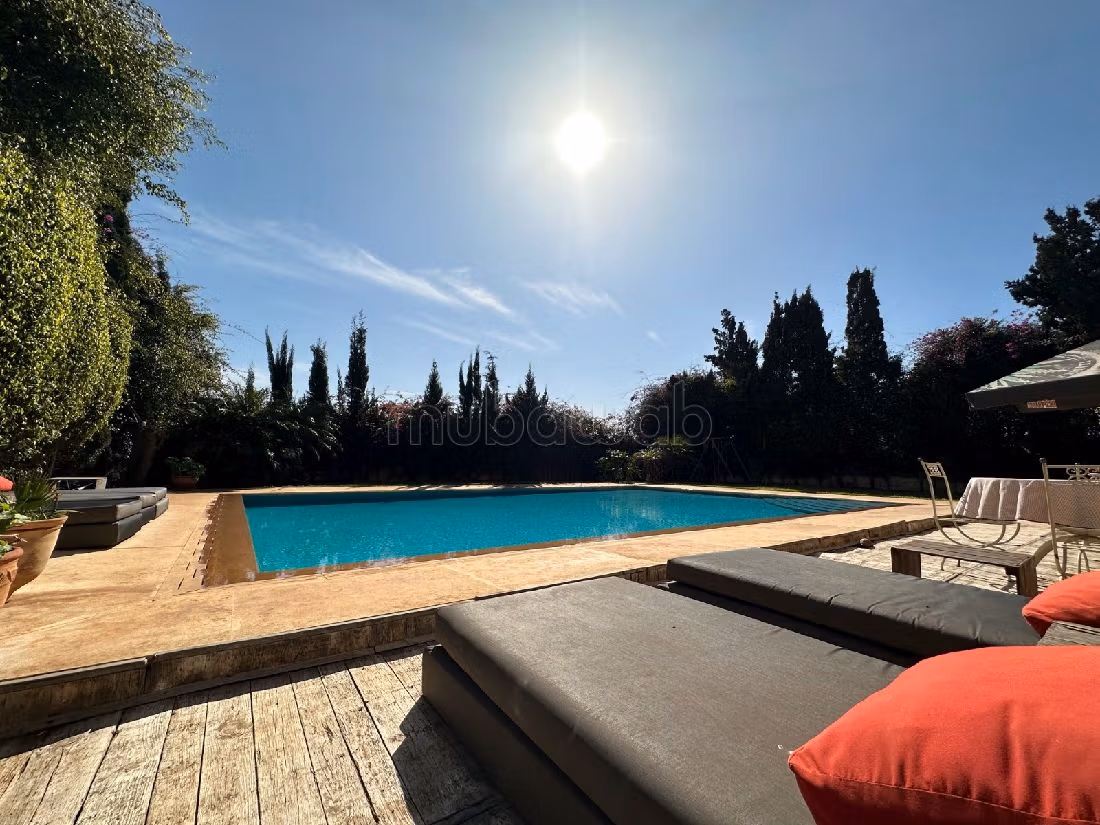 Somptueuse villa à louer à Dar Bouazza. Surface de 1064 m². Piscine et jardin