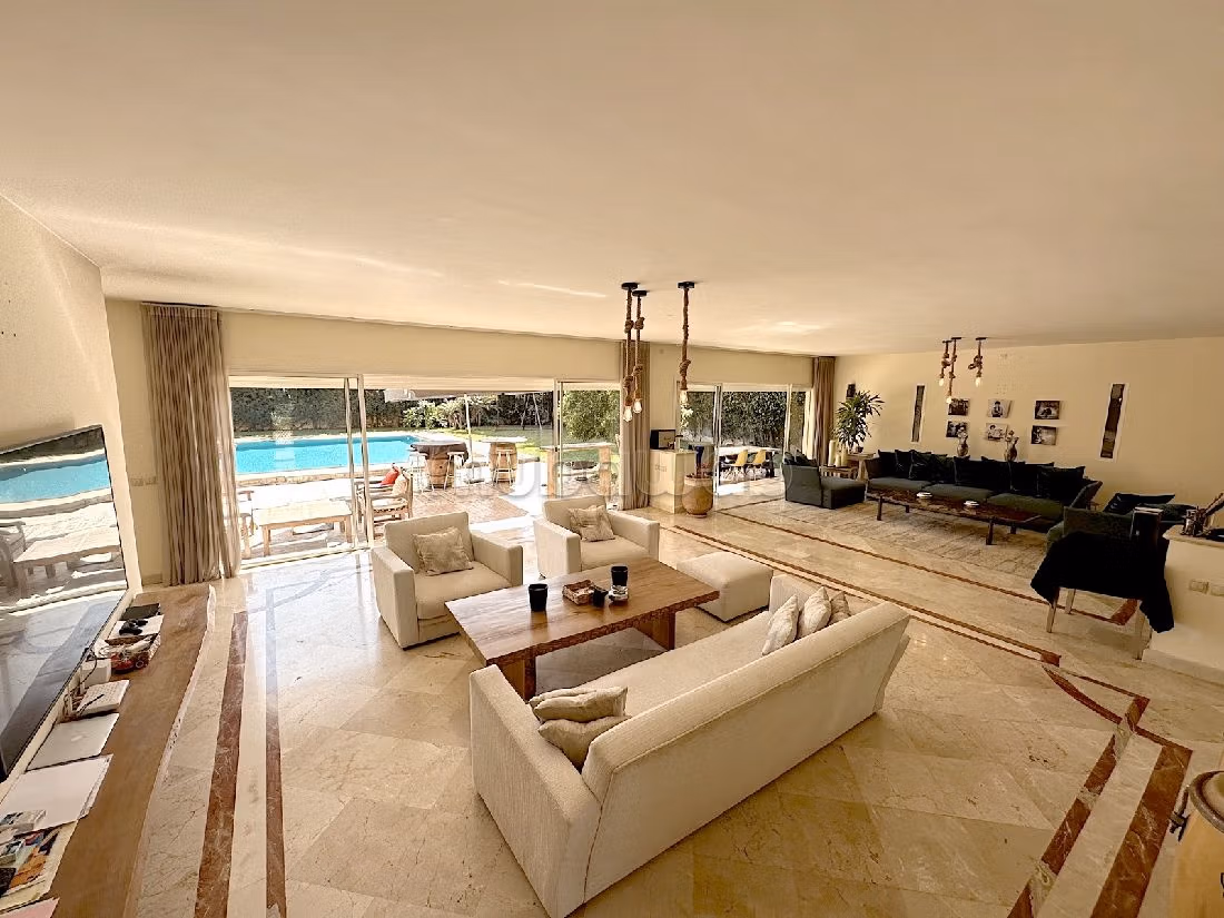 Somptueuse villa à louer à Dar Bouazza. Surface de 1064 m². Piscine et jardin