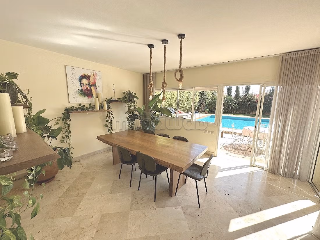 Somptueuse villa à louer à Dar Bouazza. Surface de 1064 m². Piscine et jardin