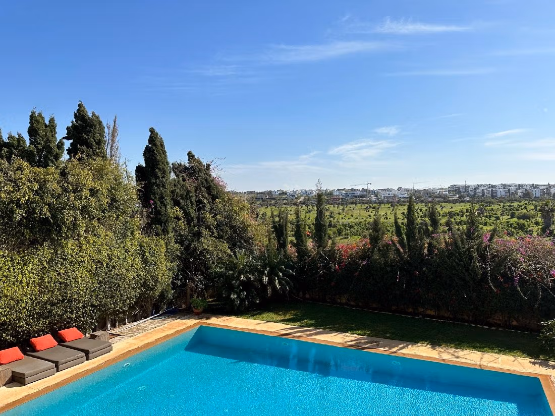 Somptueuse villa à louer à Dar Bouazza. Surface de 1064 m². Piscine et jardin