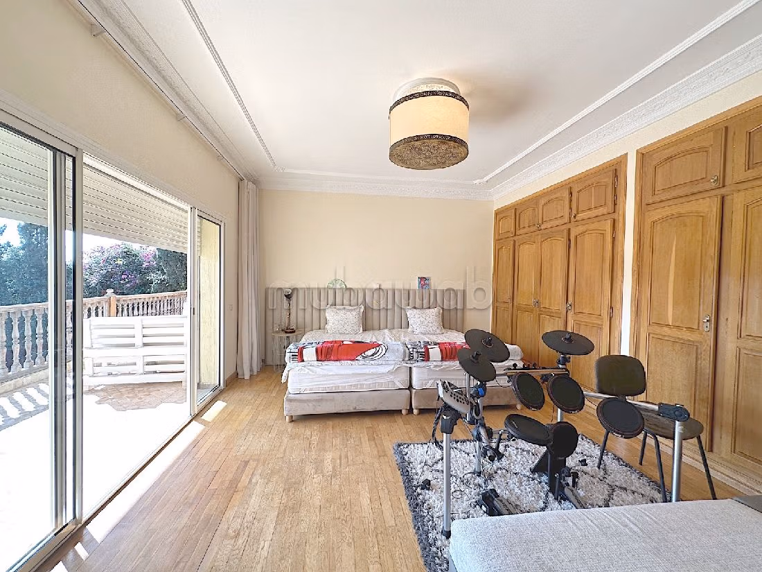 Somptueuse villa à louer à Dar Bouazza. Surface de 1064 m². Piscine et jardin