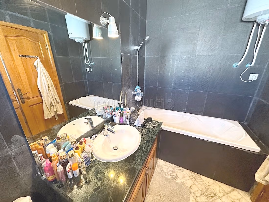 Somptueuse villa à louer à Dar Bouazza. Surface de 1064 m². Piscine et jardin