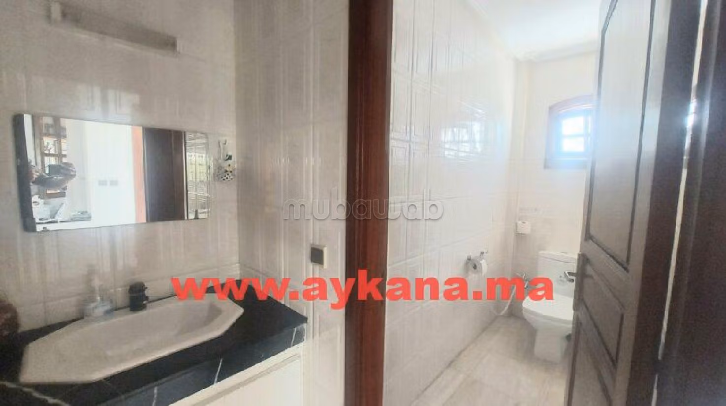 Magnífica casa en venta en Riyad. Área total 400 m². Jardín y terraza. 