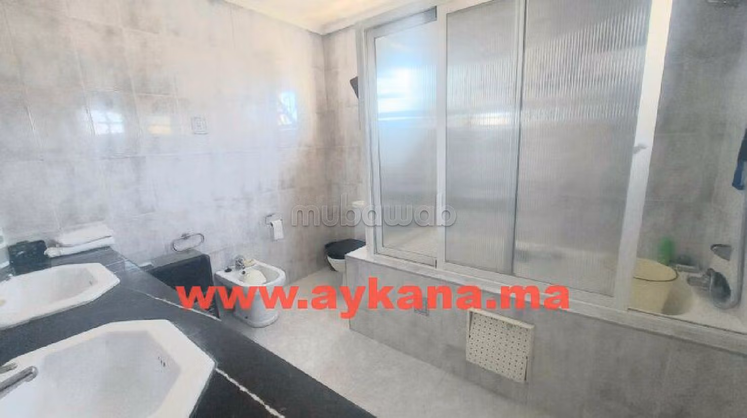 Magnífica casa en venta en Riyad. Área total 400 m². Jardín y terraza. 